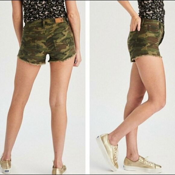 EUC AMERICAN EAGLE VINTAGE HI-RISE FESTIVAL CAMOUFLAGE BUTTONFLY SHORTS SIZE 2 - Picture 1 of 9